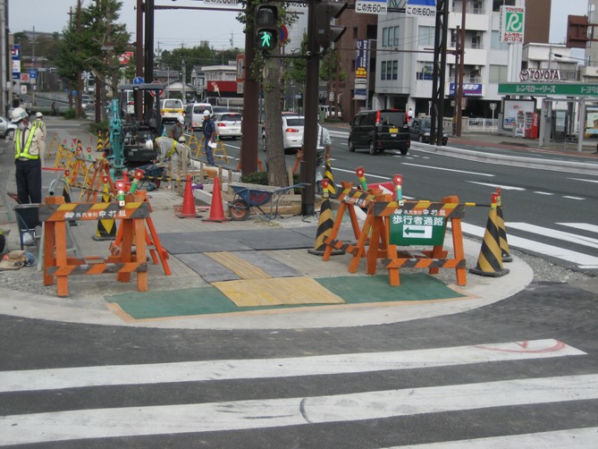 写真：視覚障害者用誘導マットを設置した例