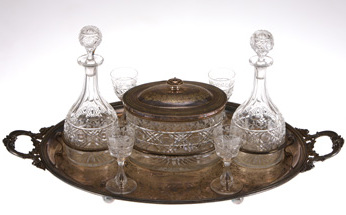 写真：銀の盆とデキャンタ、ワイングラス