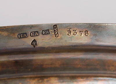 写真：銀の盆にある刻印