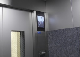 エレベーターのモニターの事例