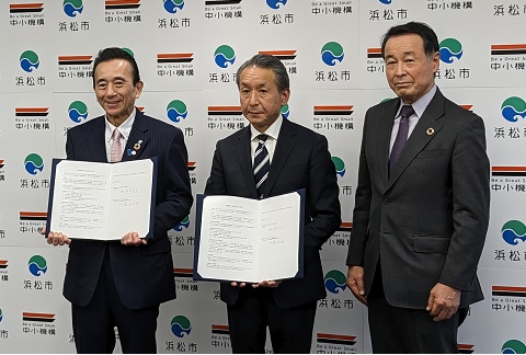 覚書締結後の記念撮影の様子