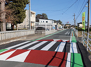 運転者に歩行者優先を促すスムーズ横断歩道