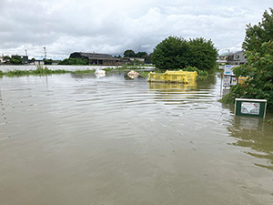 豪雨により氾濫した河川（浜名区）