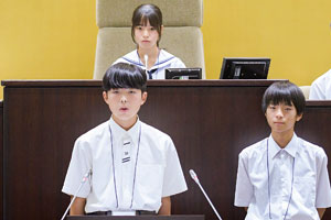 中学生未来議会で市長に質問し答弁を求める中学生