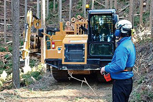 遠隔操作が可能な集材車両（フォワーダ）