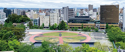 浜松城天守閣から望む葵広場（旧元城小学校跡地）