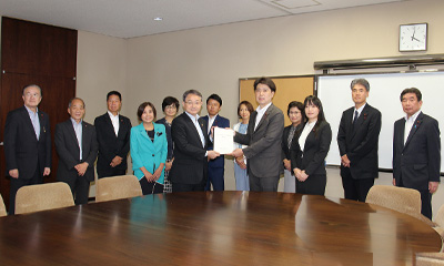 中野市長へ提言提出の様子