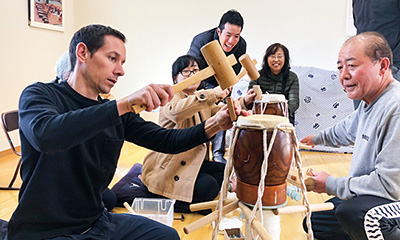 太鼓づくり体験に参加する訪日外国人旅行者　提供：iN HAMAMATSU.com