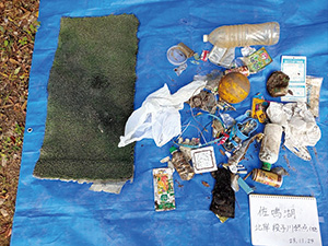 佐鳴湖の堆積ごみ（段子川終点付近）