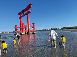 浜名湖の代表的な風景である弁天島海浜公園南側の湖上にあるシンボルタワー