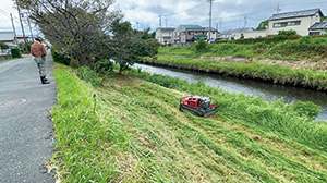リモコン式草かり機を活用した河川愛護活動