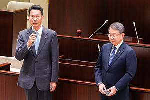 再任された宮﨑正教育長（左）