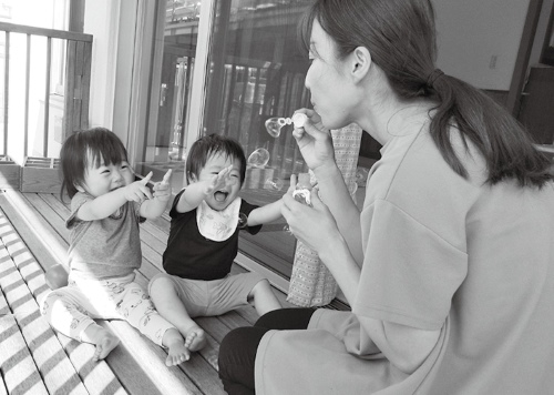 私立保育所で子供と触れ合う保育士