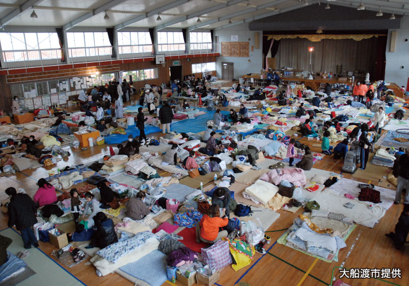 学校の体育館に避難所が開設された様子