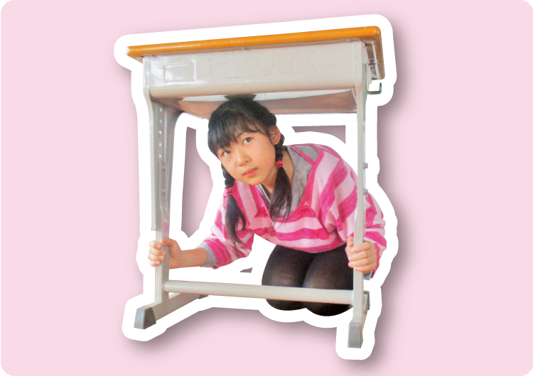 机の下に入って頭を守る写真2