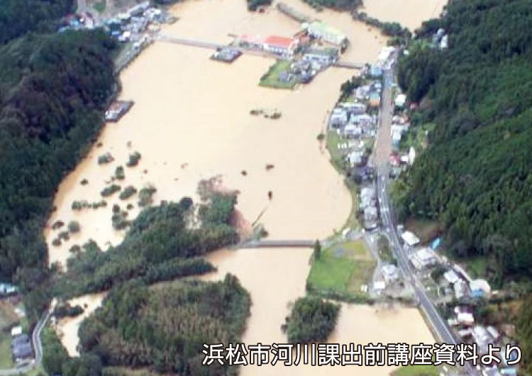 河川の氾濫による被害を示した写真1