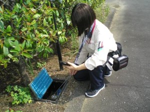 検針員による水道メーターの検針