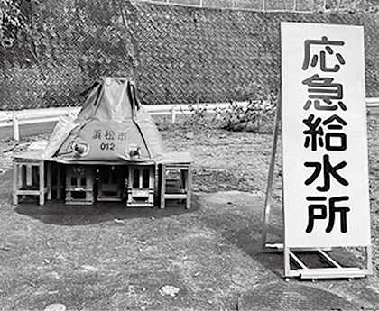 屋外に開設された臨時給水拠点