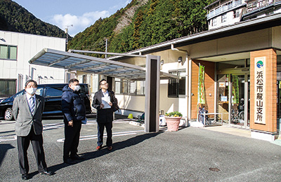 現地調査する調査会委員（天竜区龍山支所）