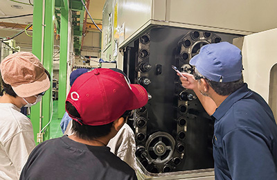 職場体験プログラム「浜松みらいっこ」で機械加工を学ぶ小学生