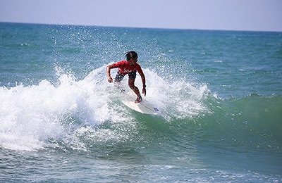 国際大会の会場となる遠州灘で波に乗る宮本竜樹選手