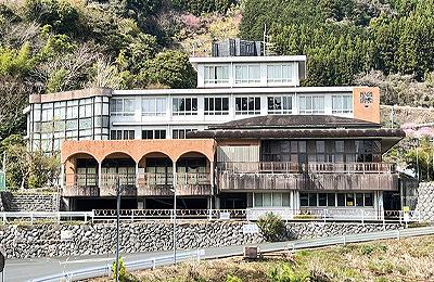 建設当初「山里にモダンな新校舎」といわれた中山間地域の周辺にある旧滝沢小学校