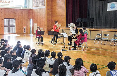 出張ランチタイムコンサートで音楽鑑賞する児童（市立神久呂小）