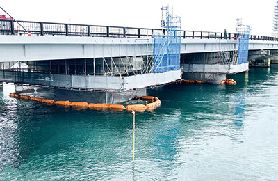 橋脚巻立て工による中浜名橋の耐震補強工事（中央区舞阪町）