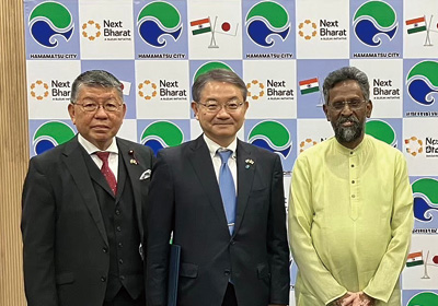 インド工科大学ハイデラバード校との覚書締結（左から鳥井議長、中野市長、ムルティ学長）