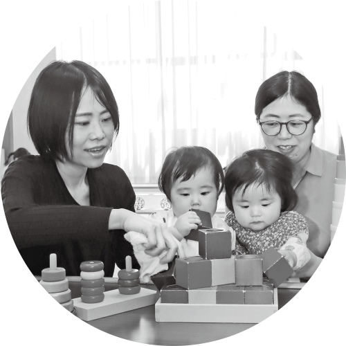 積み木で遊ぶこども