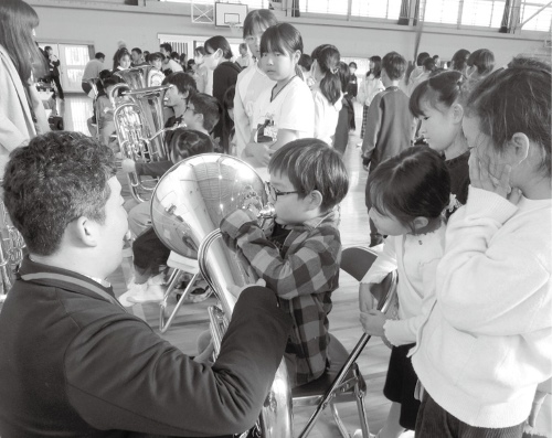管楽器の体験教室チューバの演奏