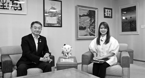 浜松市長　中野祐介、内山絵里加さん（浜松市出身、フリーアナウンサー）