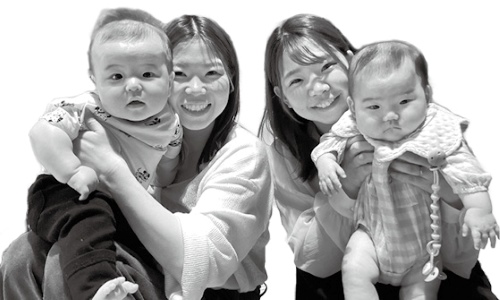 小林莉子さん、律翔ちゃん（5カ月）、大城綾香さん、二葉ちゃん（5カ月）