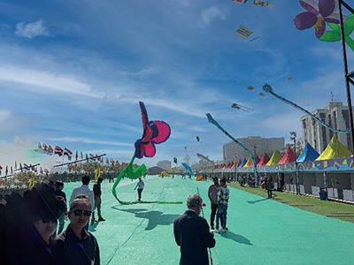 世界中から凧愛好家が集まるカイトフェスティバル（インド共和国アーメダバード市）