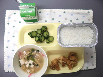 アルミパック米飯の給食