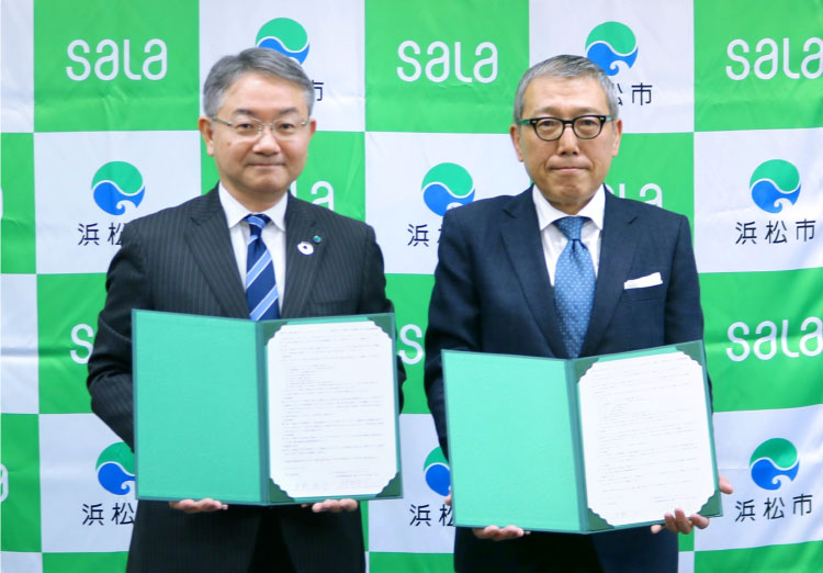 浜松市との地方創生に関する包括連携協定締結式の 中野市長（左）とサーラグループ神野代表（右）