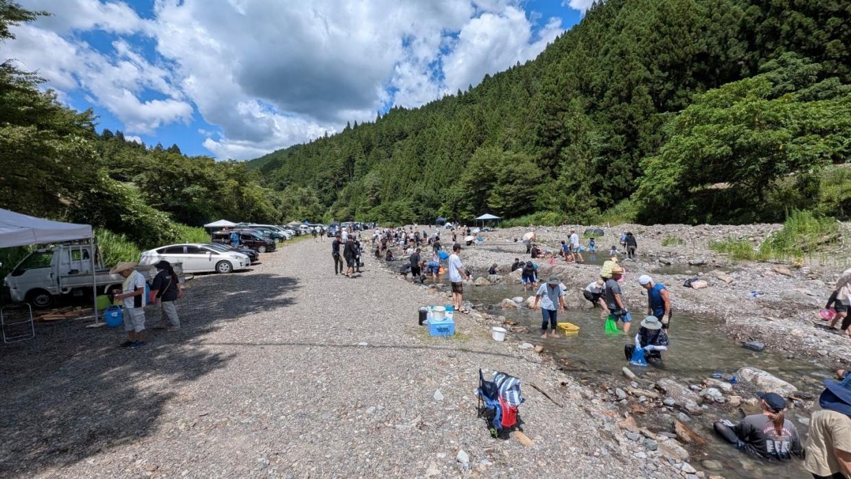 ヤマメのつかみ取り大会