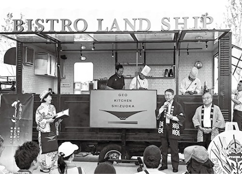 プレミアムキッチンカーでの浜松の食材PRの様子