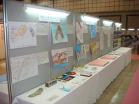 写真：アイディア作品・作文の展示