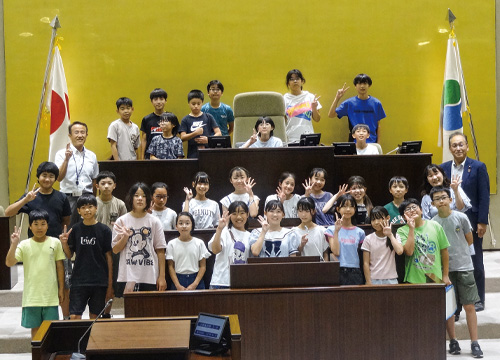 議場見学の様子（可美小学校6年生）