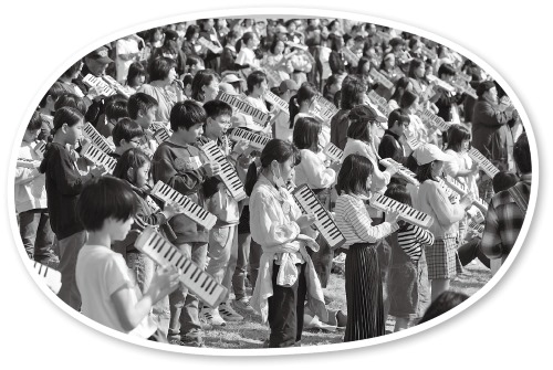 905人が鍵盤ハーモニカを同時演奏しギネス世界記録を更新