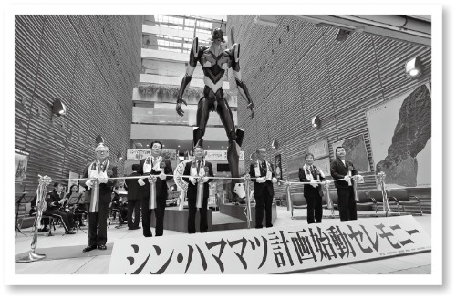 市役所に登場した初号機の立像の前で実施した始動セレモニー