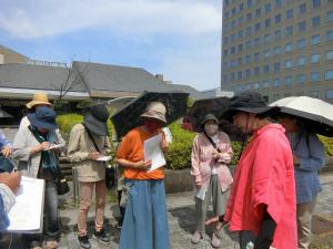 野草の説明を熱心に聞く皆さん