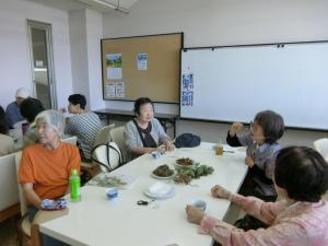 皆さん、熱心に野草のことを質問しています