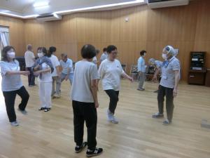 目をつぶりその場足ふみ