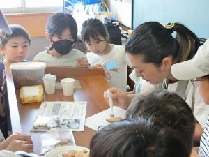 先生のお手本を見る子どもたち