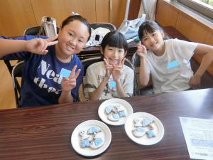 完成したクッキーとポーズ