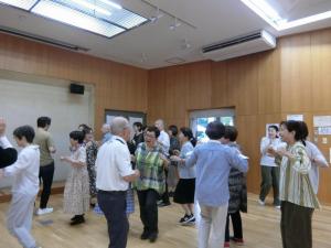 ホールをグルグル回り緊張をほぐします