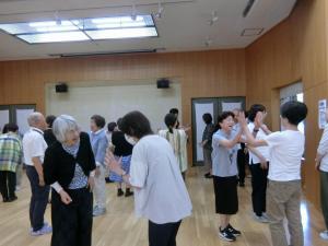 大きな声で「こんにちは！」リラックスすれば声も出やすくなります