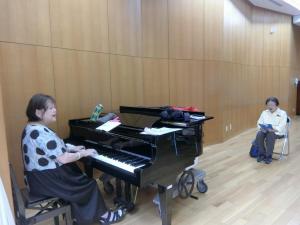 ピアノの音程に声を合わせます